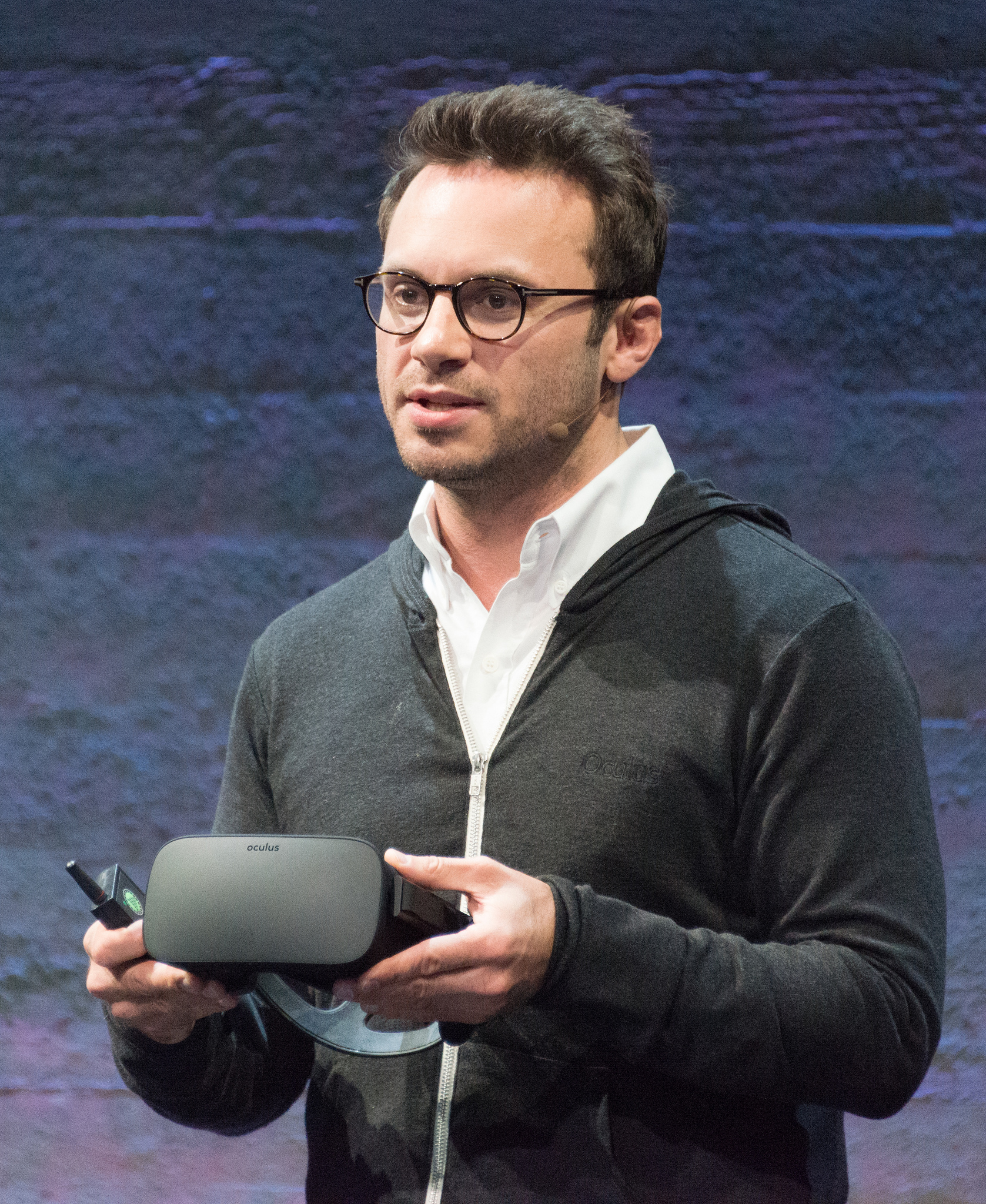 Zakladateľ spoločnosti Oculus VR Brendan Iribe s 3D okuliarmi.