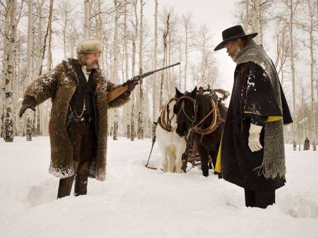 Kurt Russell a Samuel L. Jackson vo filme Osem hrozných, v ktorom Quentin Tarantino namiešal  takmer trojhodinový filmový kokteil plný humoru, brutality a skvelých dialógov.