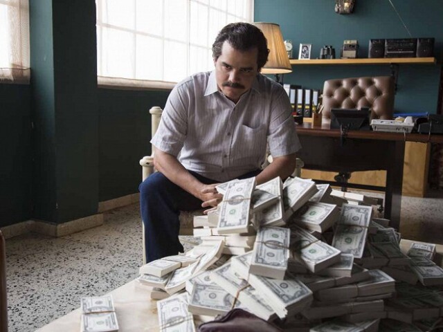 Príbeh kolumbijského drogového baróna Pabla Escobara sleduje seriál Narcos (2015), ktorý si na Netflixe môžu pozrieť aj slovenskí diváci.