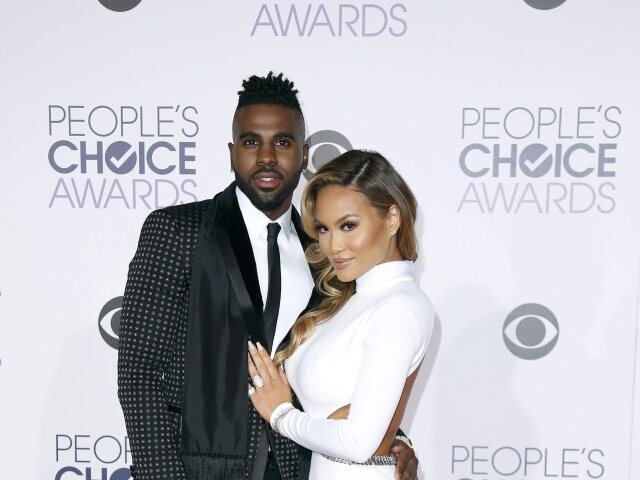 Spevák Jason Derulo a jeho priateľka Daphne Joy.