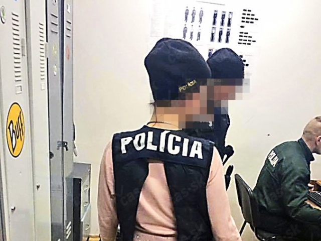 Polícia, Žilina, ženy, policajné uniformy a zbrane