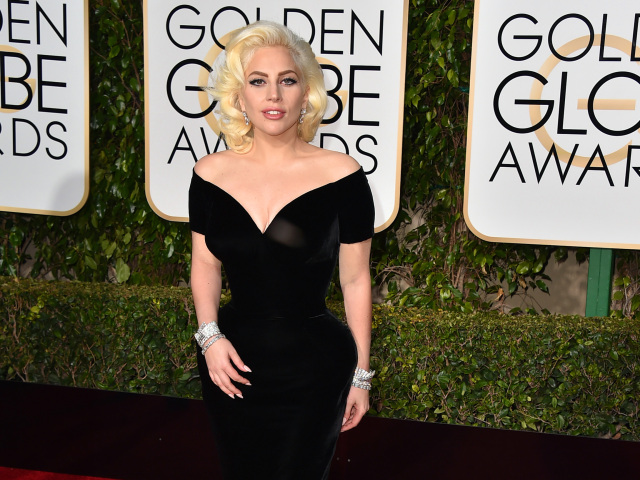 Speváčka a herečka Lady Gaga v kreácii Atelier Versace.