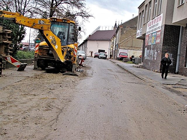 Ilava, cesta, traktor
