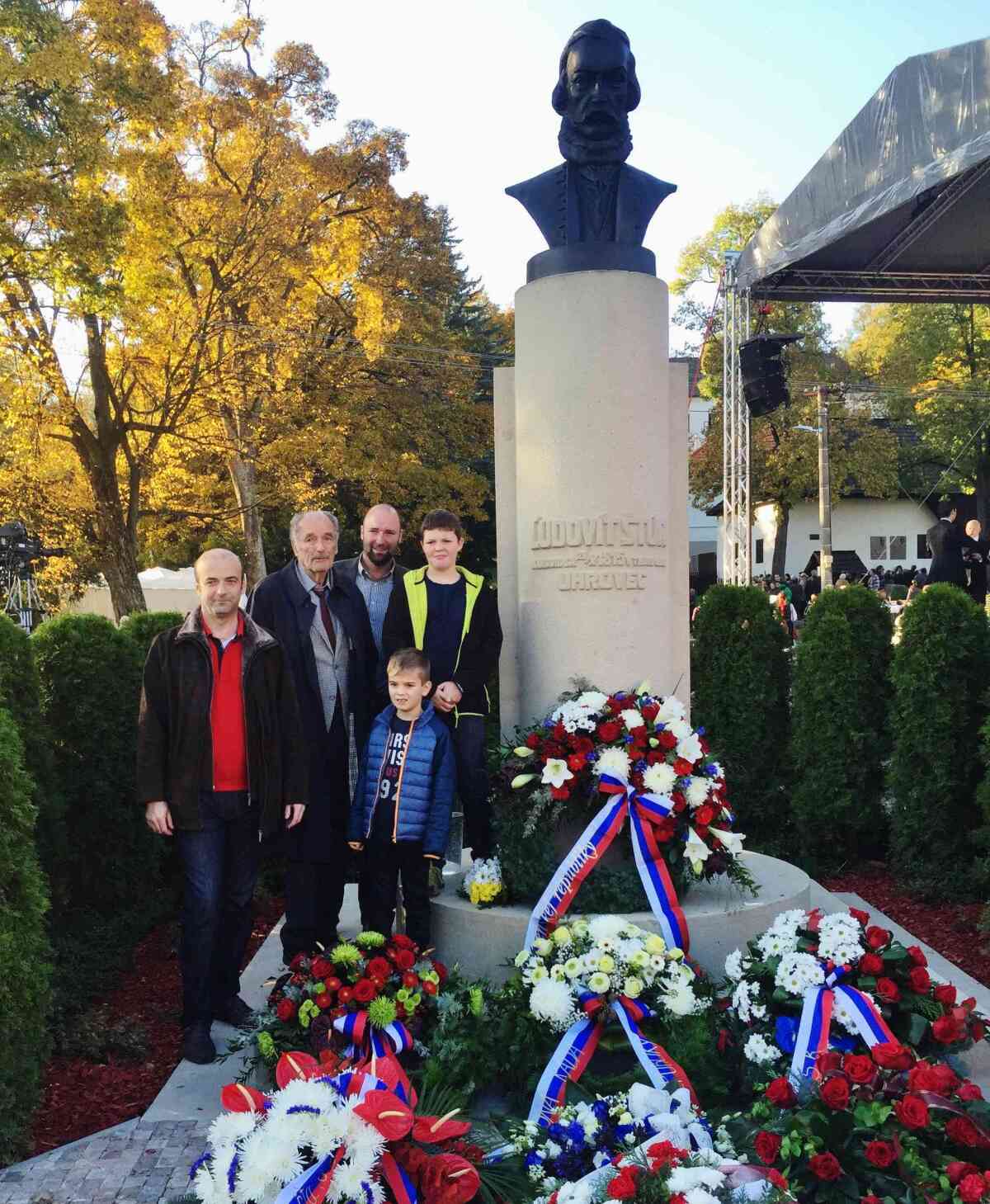 Ivan Stur s dvoma synmi a vnuikmi pred pomnikom slavneho predka v Uhrovci.2