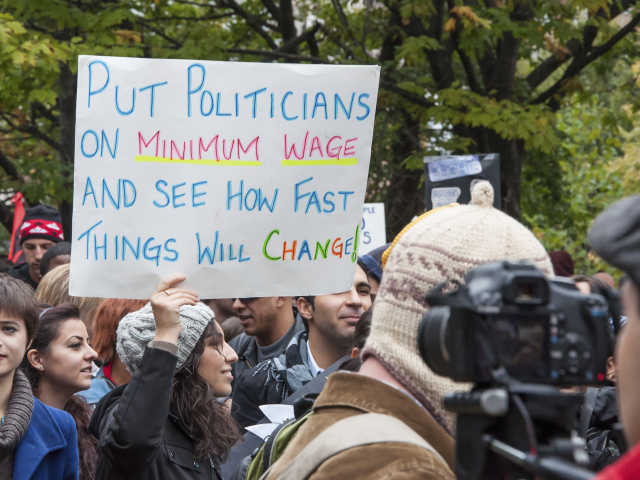 Kanada, Toronto, protest, transparent, minimálna mzda, politik