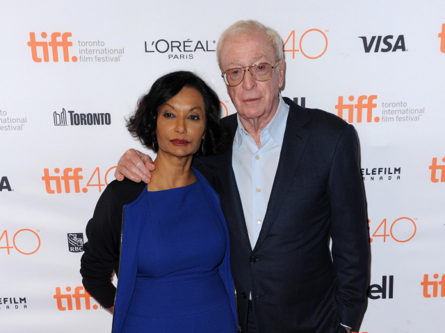 Herec Michael Caine a jeho manželka Shakira Caine-Baksh.