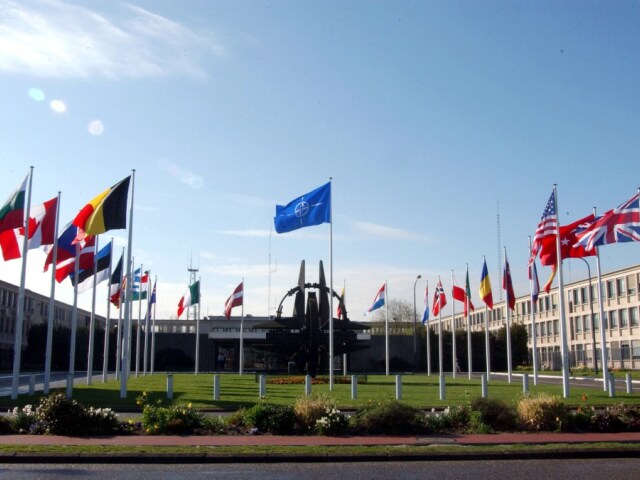 NATO, centrála, Brusel, vlajky
