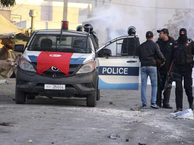 Tunisko, protest, demonštrácia, policajti