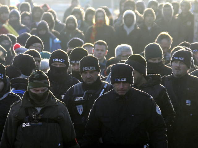 utečenci, migranti, polícia, calais,