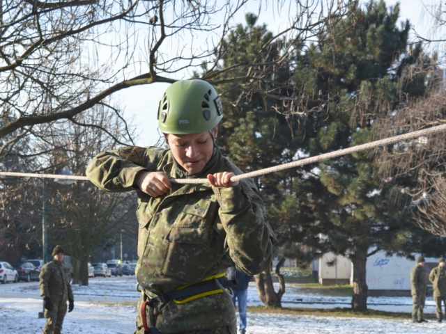 dobrovoľná vojenská služba, vojak, vojačka, prekážková dráha,