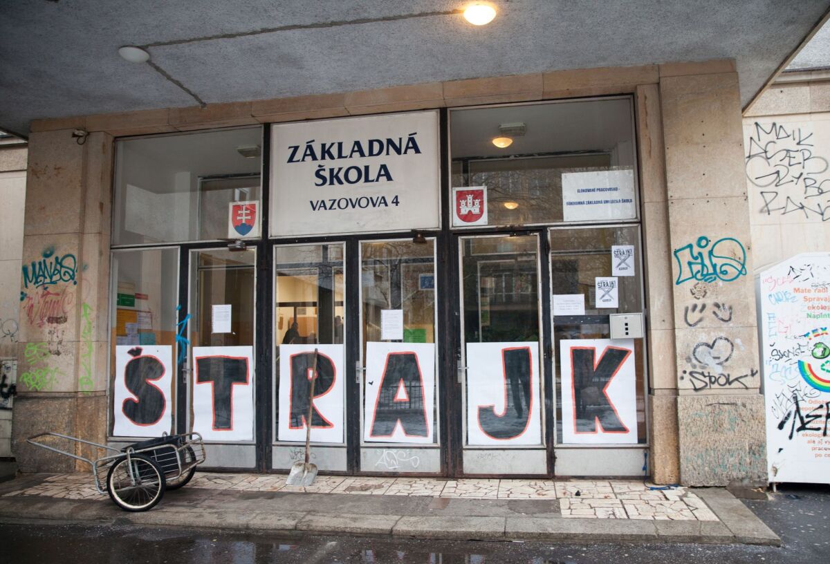 štrajk, štrajk učiteľov, škola, základná škola vazovova,