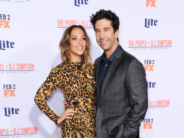 Herec David Schwimmer a jeho snúbenica Zoe Buckman.