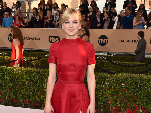 Herečka Anna Faris v šatách Naeem Khan.