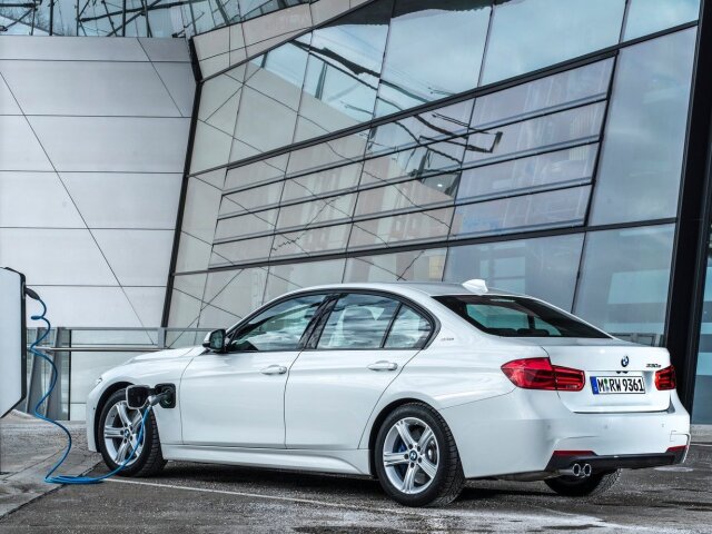 BMW 330e - 2016