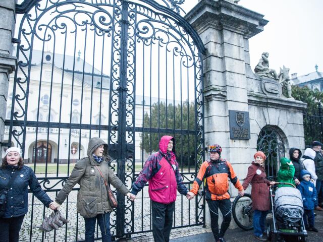 ziva retaz, protest ucitelov, ucitel, nam. slobody