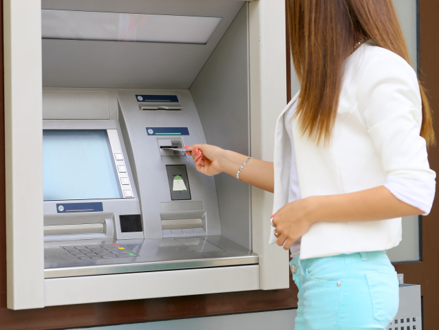 bankomat, žena, výber hotovosti