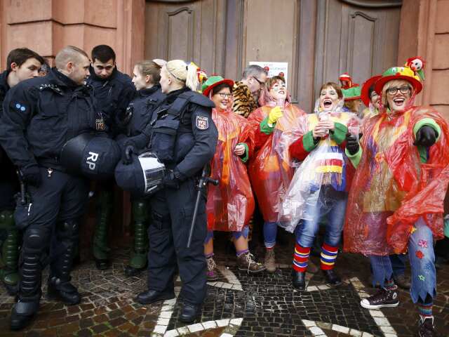 Kolín nad Rýnom, karneval, fašiangy, maska, polícia