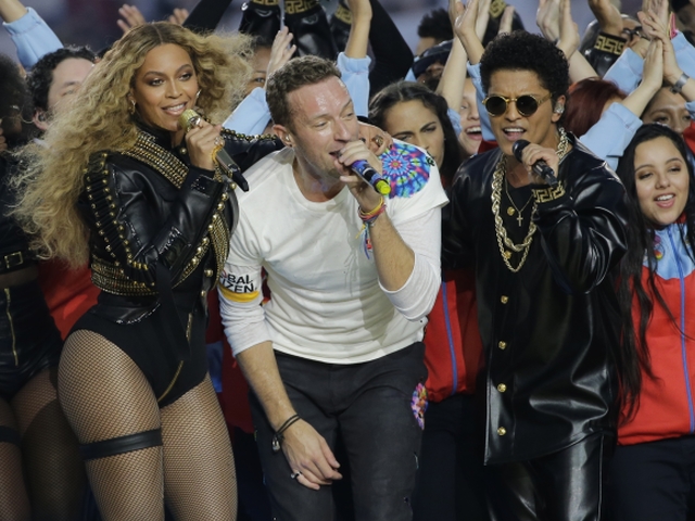 Beyoncé, spevák Chris Martin z Coldplay a Bruno Mars