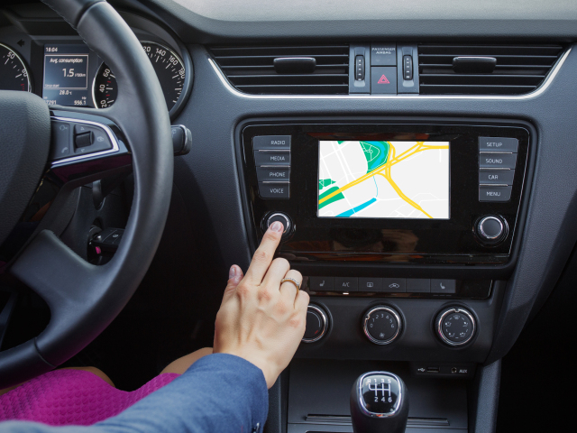 auto, volant, navigácia, povinná výbava, príplatková výbava