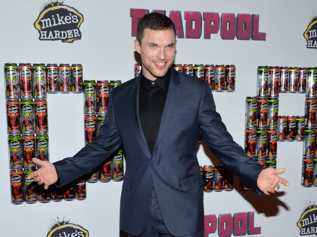 Herec Ed Skrein.