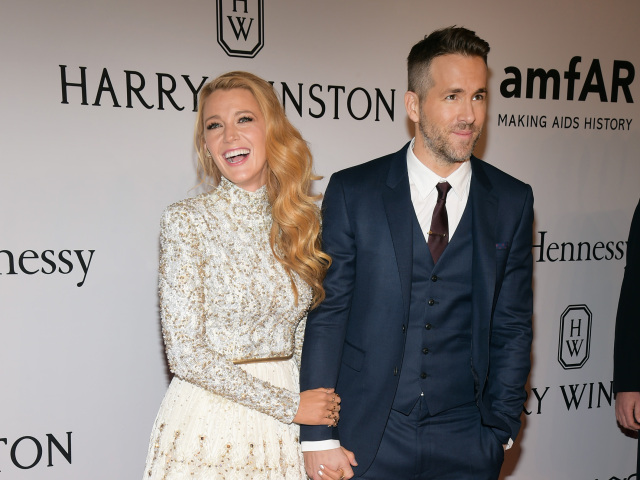 Herečka Blake Lively (v kreácii Chanel Couture) a jej manžel Ryan Reynolds.