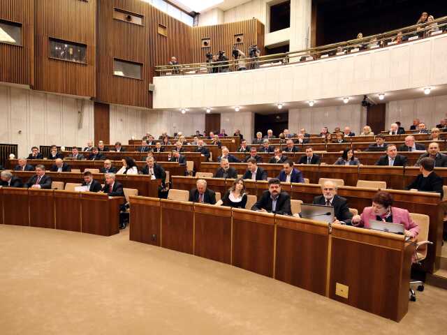 parlament, mimoriadna schodza, sestricky, ucitelia