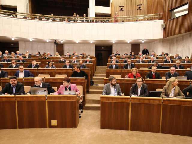 parlament, mimoriadna schodza, sestricky, ucitelia