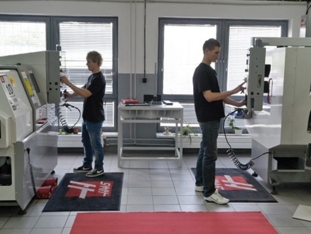 škola, automobilka, CNC stroje, počítač