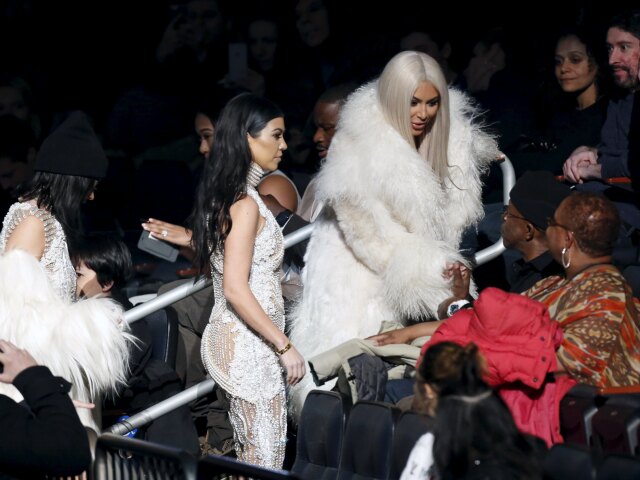 Televízna celebrita Kim Kardashian (vpravo) a jej sestra Kourtney Kardashian.