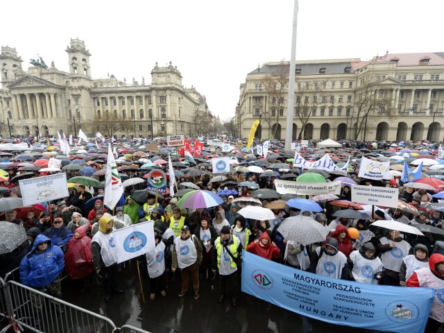 Mďarsko, protest, učitelia, parlament