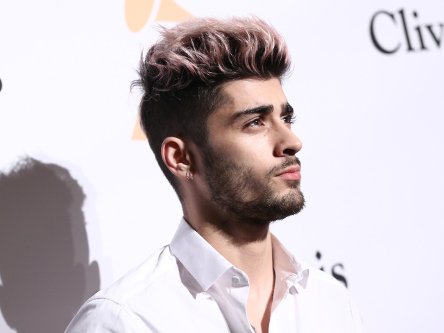 Spevák Zayn Malik sa ukázal s ružovými vlasmi. 