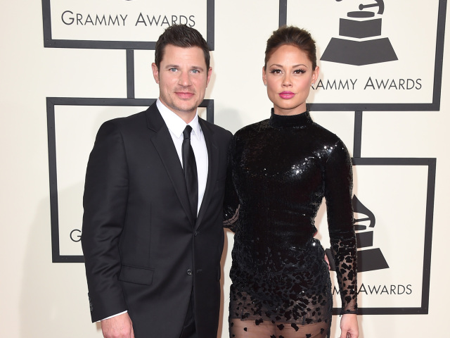 Nick Lachey a jheo manželka Vanessa Lachey. V kreácii Michael Cinco.