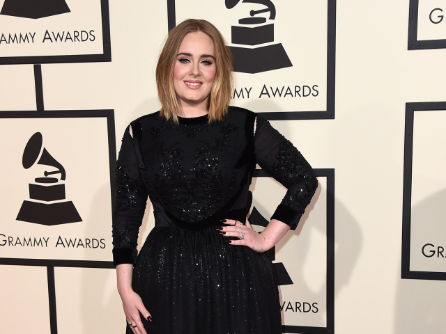 Speváčka Adele na Grammy dorazila v šatách Givenchy.