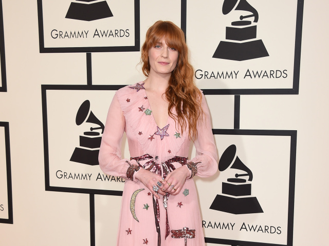 Speváčka Florence Welch zavítala na červený koberec v kreácii Gucci. 