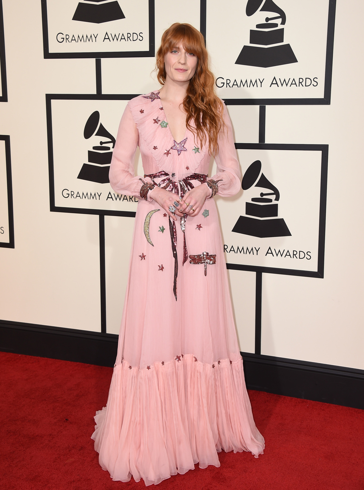 Speváčka Florence Welch zavítala na červený koberec v kreácii Gucci. 