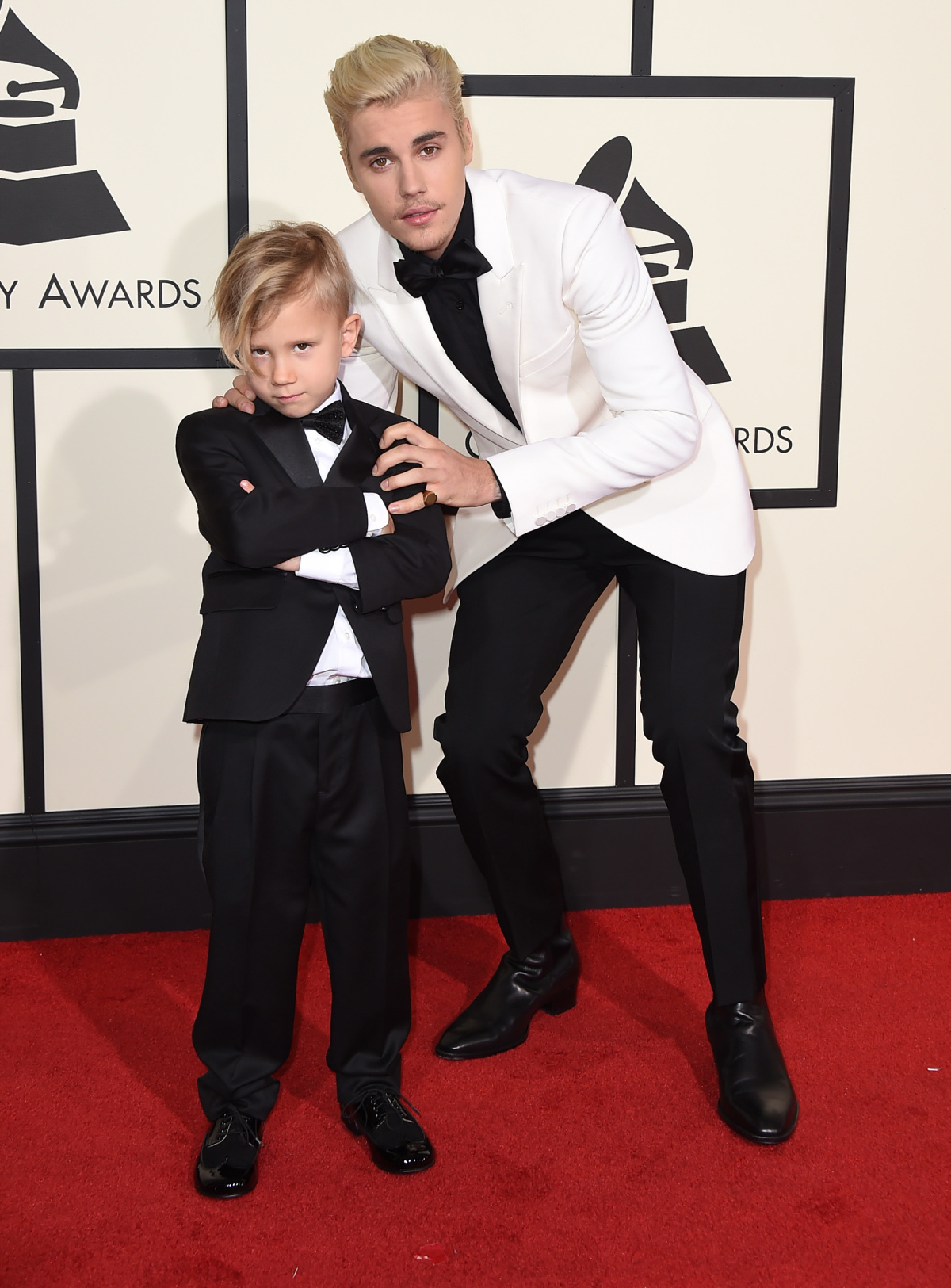 Spevák Justin Bieber prišiel oblečený do značky Saint Laurent. 