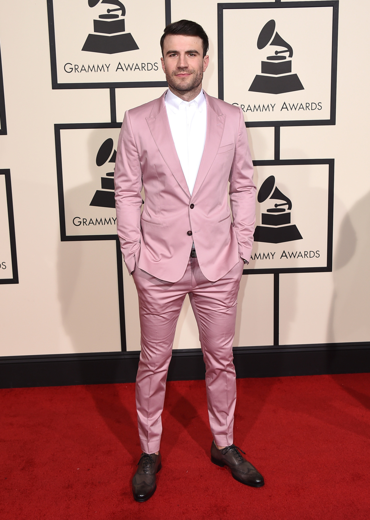 Spevák Sam Hunt stavil na ružový oblek Dolce & Gabbana