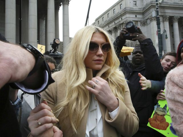 Popová speváčka Kesha odchádza zo súdu v New Yorku.