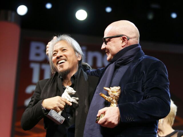 Víťaz Zlatého medveďa režisér Gianfranco Rosi a držiteľ Strieborného medveďa Lav Diaz.