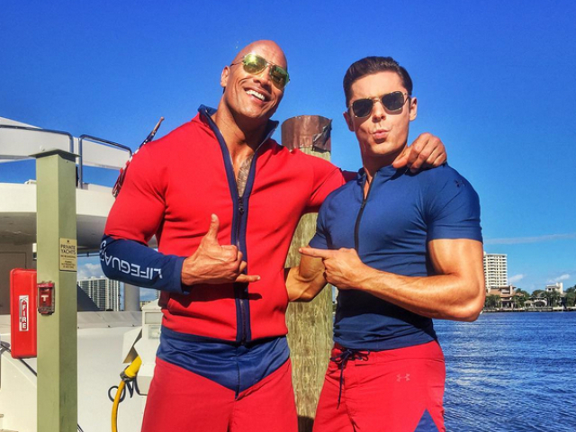 Dwayne Johnson (vľavo) a Zac Efron