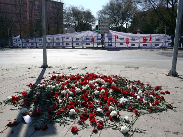 Turecko, Ankara, samovražedný útok, kvety, pietne miesto