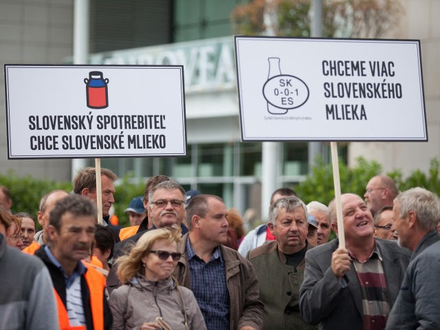 mlieko, protest, štrajk, slovenské výrobky, mliekari, mliečna kríza