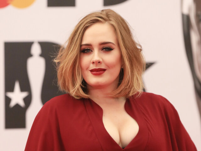 Speváčka a skladateľka Adele predviedla nečakaný dekolt. 
