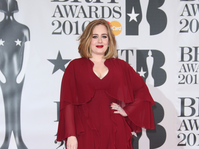 Speváčka Adele sa predviedla v kreácii Giambattista Valli. 
