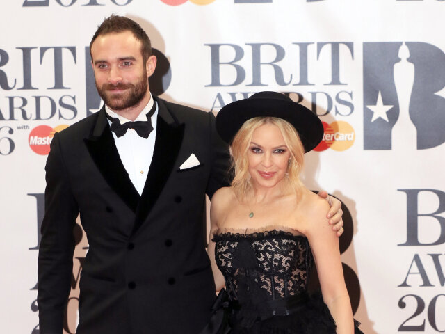 Speváčka Kylie Minogue a jej snúbenec - herec Joshua Sasse.