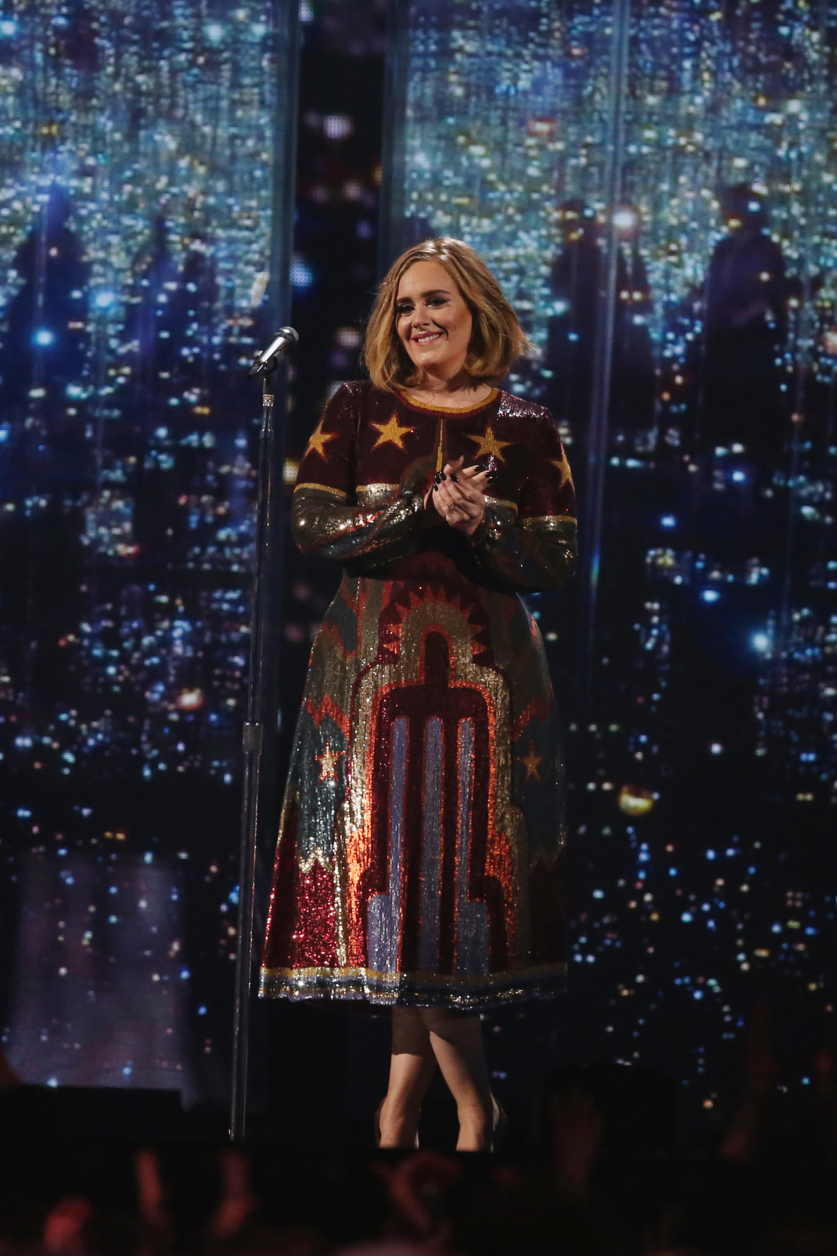 Adele na záver večera zaspievala - v kreácii Valentino. 