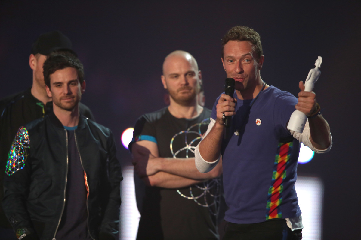 Chris Martin (vpravo) z kapely Coldplay 