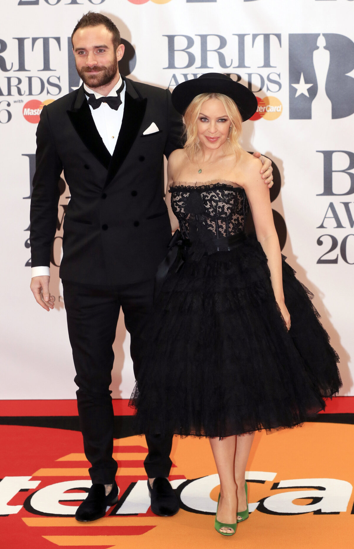 Speváčka Kylie Minogue a jej snúbenec - herec Joshua Sasse.