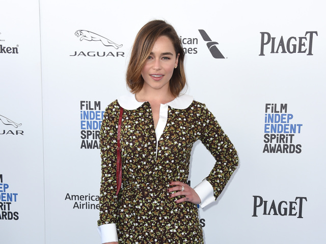Herečka Emilia Clarke sa objavila v šatách od Michaela Korsa. 