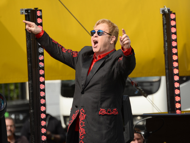 Spevák a hudobník Elton John na neohlásenom koncerte na Sunset Strip.